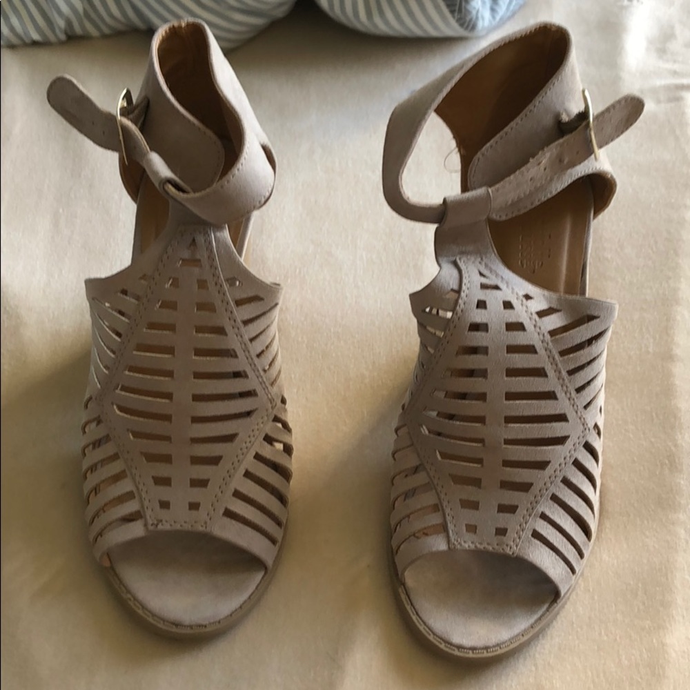 Super cute tan heel, like new condition.